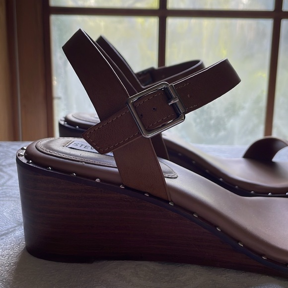STEVE MADDEN NWOT Size 11 Brown Wedge Sandals Buckle Stud Cognac Ares Harlequin - Picture 7 of 15